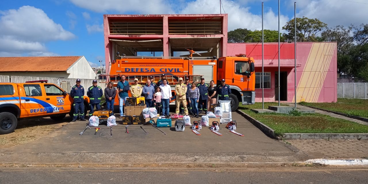 ENTREGA DE UNIFORMES E OUTROS ITENS PARA OS AGENTES DA DEFESA CIVIL